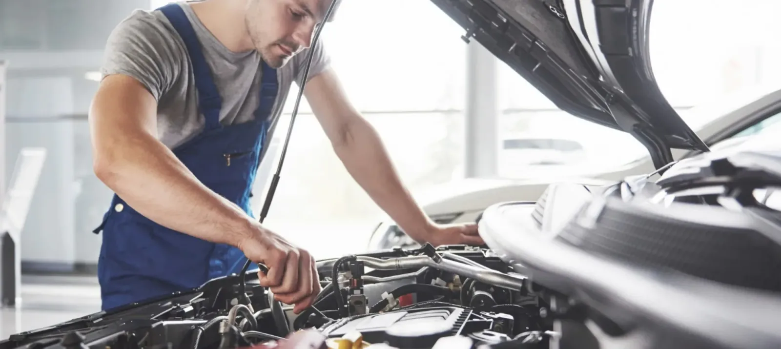 Mecánico revisando el motor de un auto