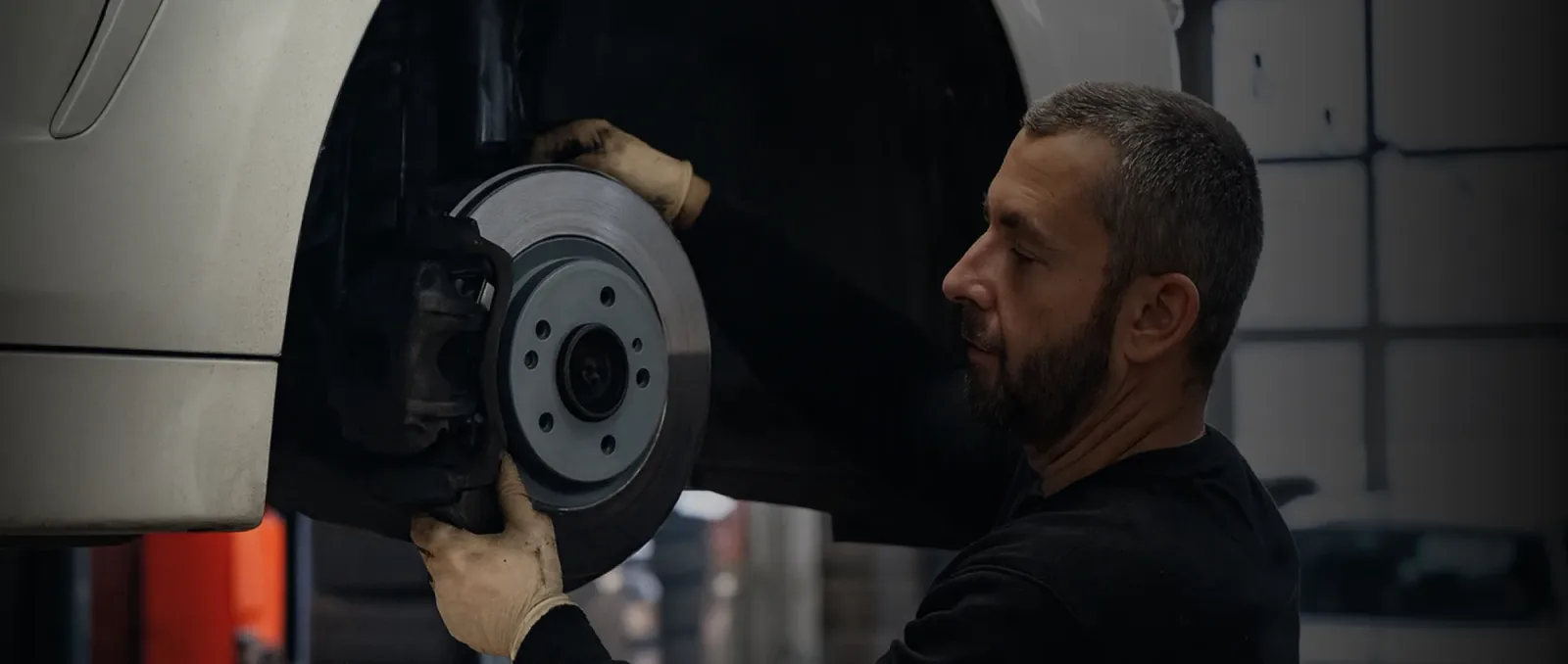 Mecánico de Gagliano revisando un disco de freno